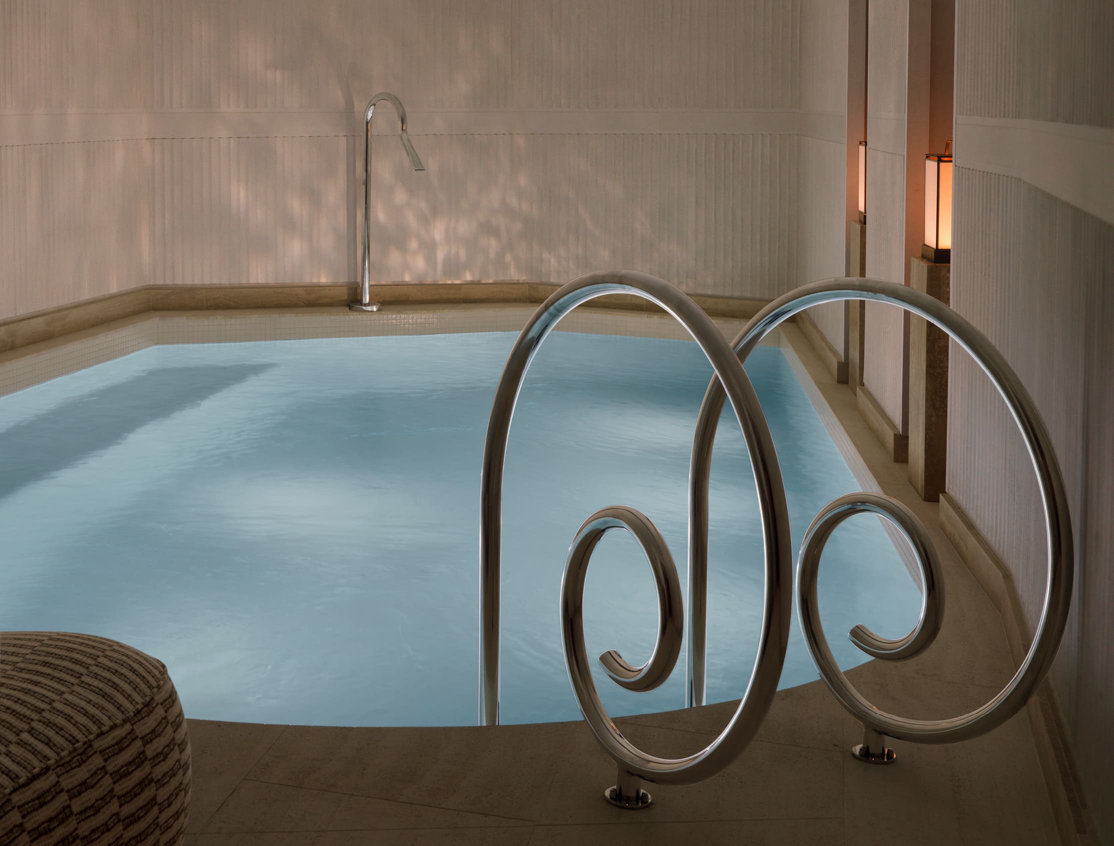 Bassin de nage du spa de l'Hôtel Hana